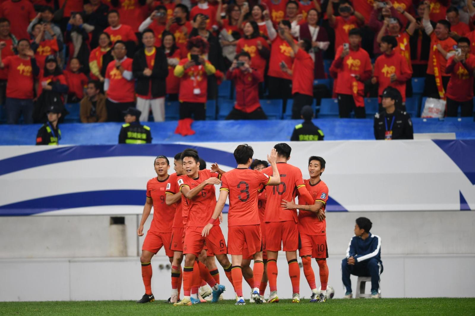 包含国际足坛精彩上演，中国队获得胜利赞誉的词条