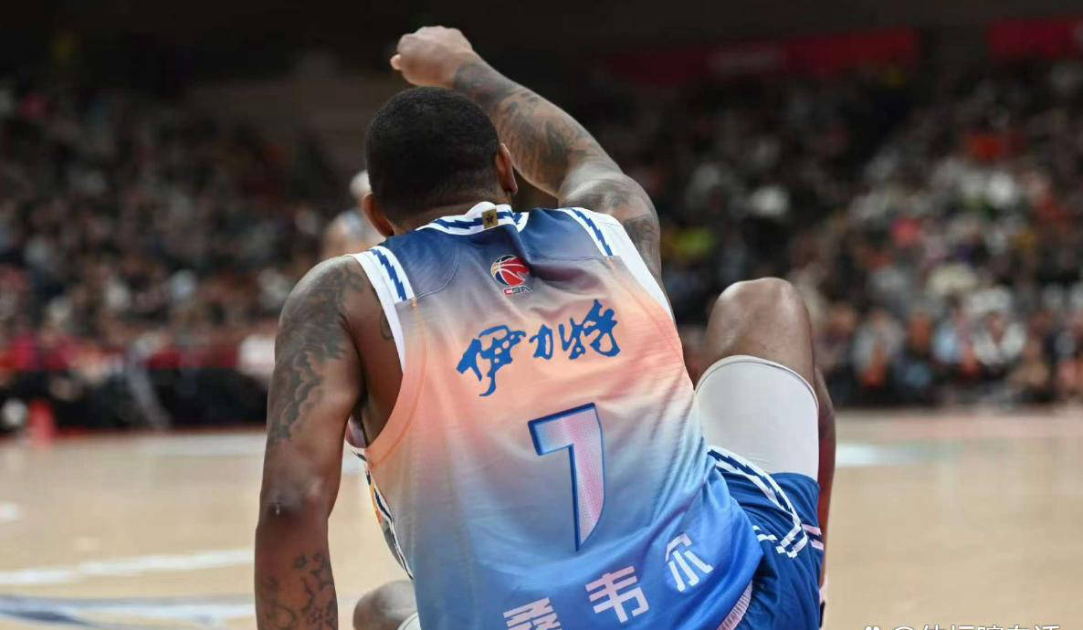 外援亮眼表现引发球迷狂热，引领球队取得胜利
